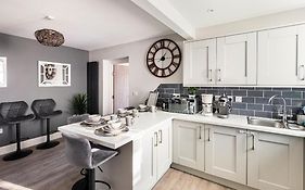Luxury House 4 Ensuite Bedrooms, Free Parking ,Wifi